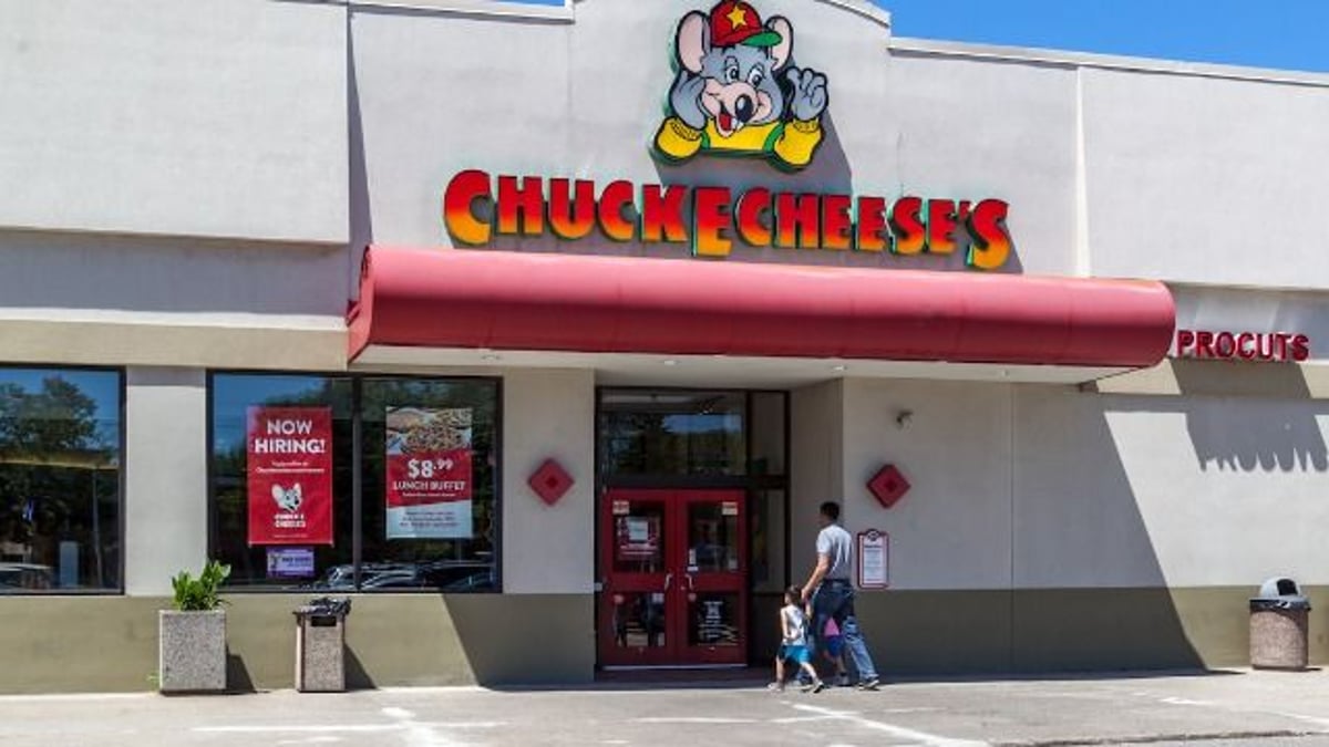 16 former Chuck E. Cheese employees share the story of their absolute worst shift.