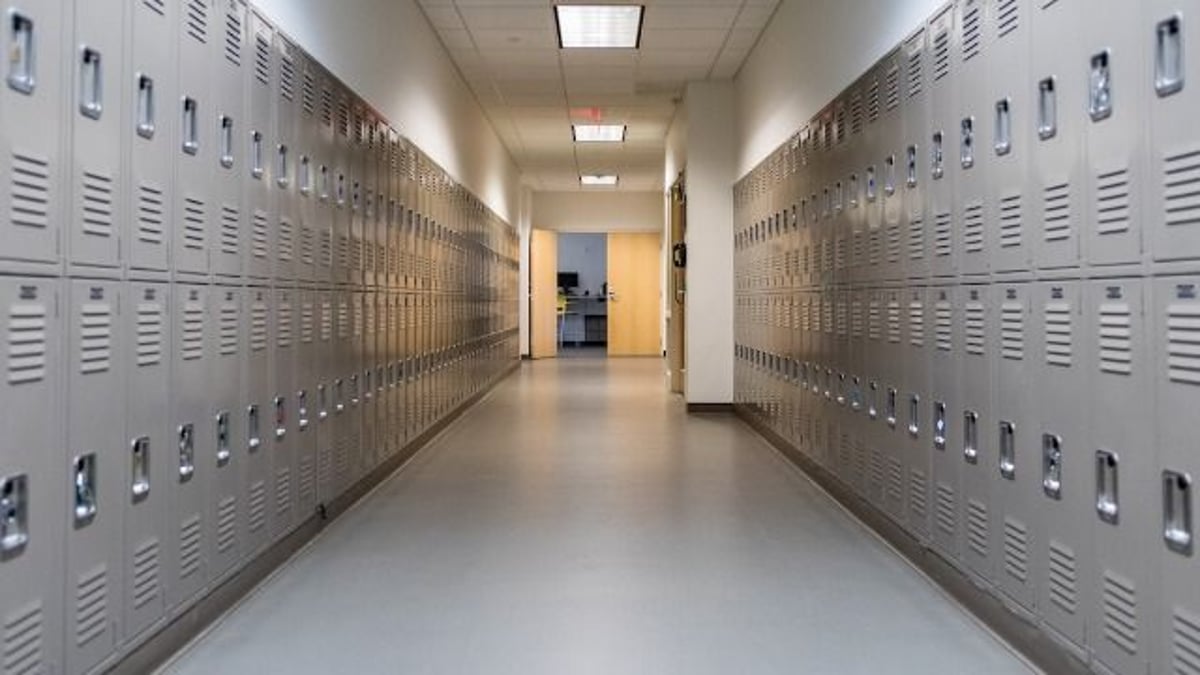 16 former students share the dumbest rule they were forced to follow in school.