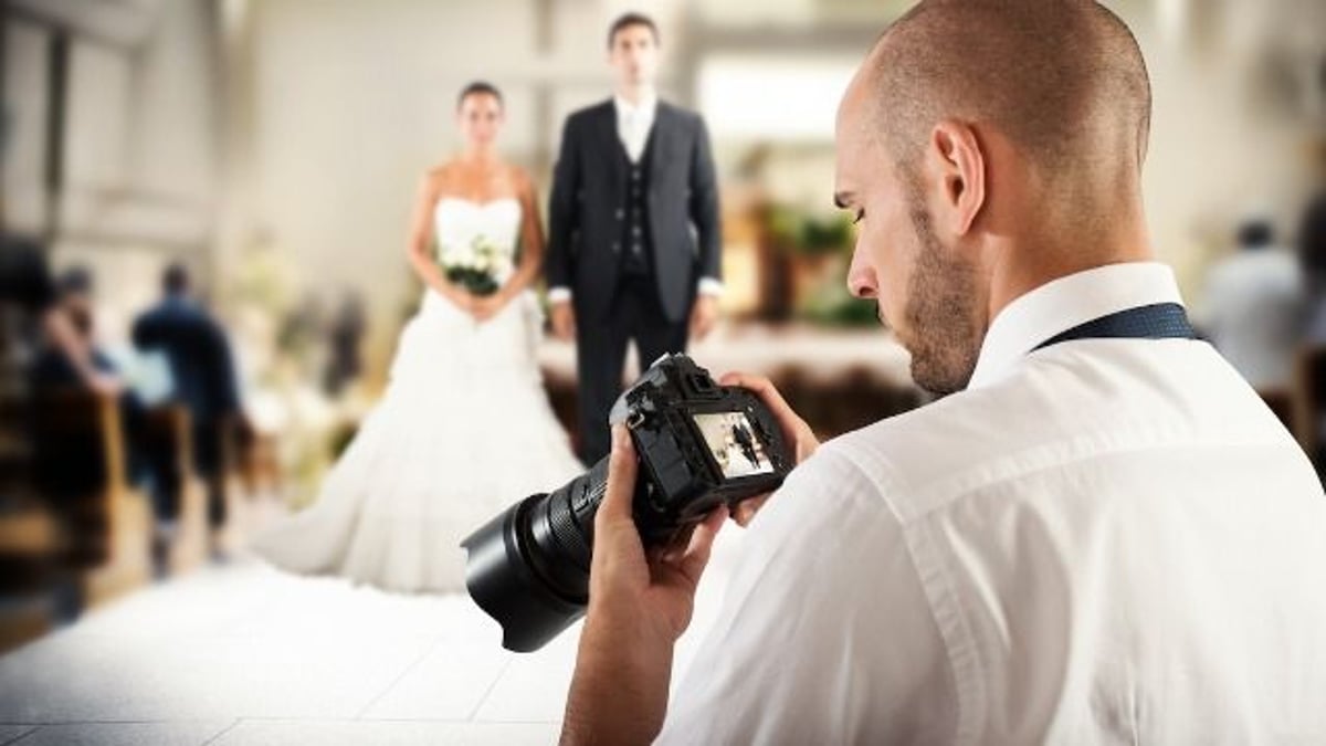 16 wedding photographers share the signs that indicate a couple won't last.