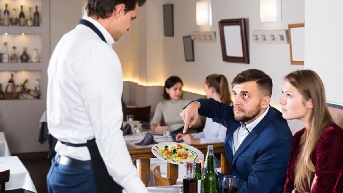 17 tried-and-true ways to determine whether or not you're dining at a bad restaurant.