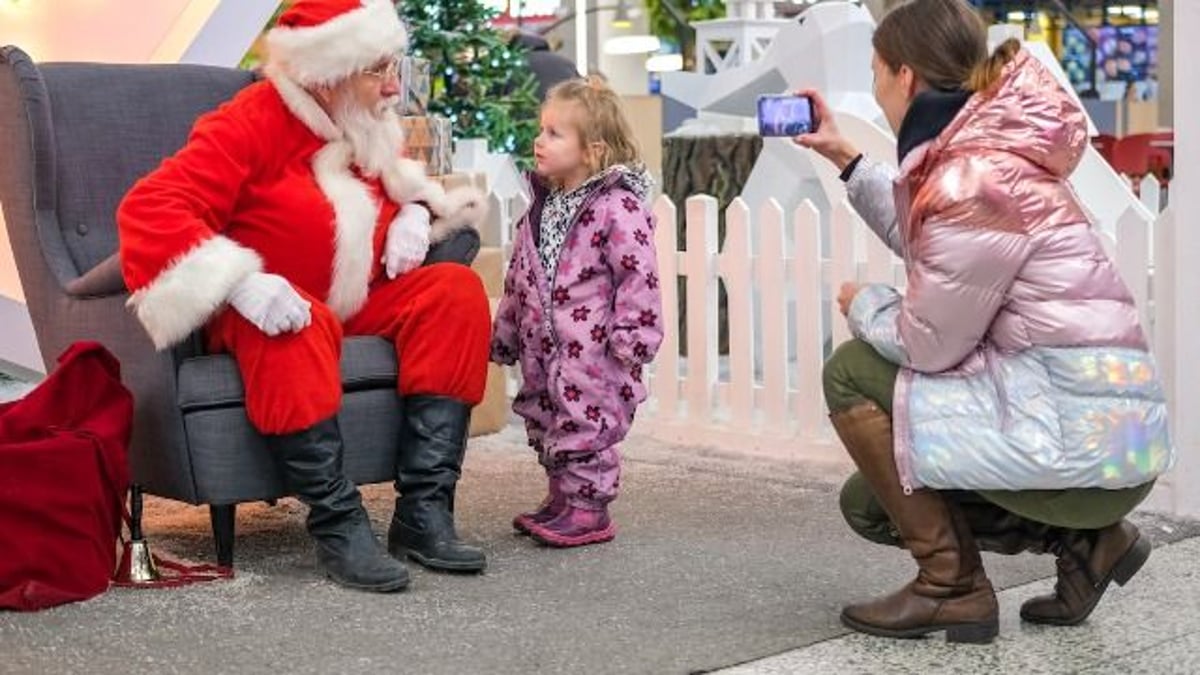 16 funny and honest tweets about the stress of Christmas shopping.