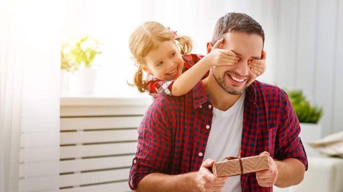 Dad called out for favoring new family over 13yo; says 'I don't feel like I love her.'