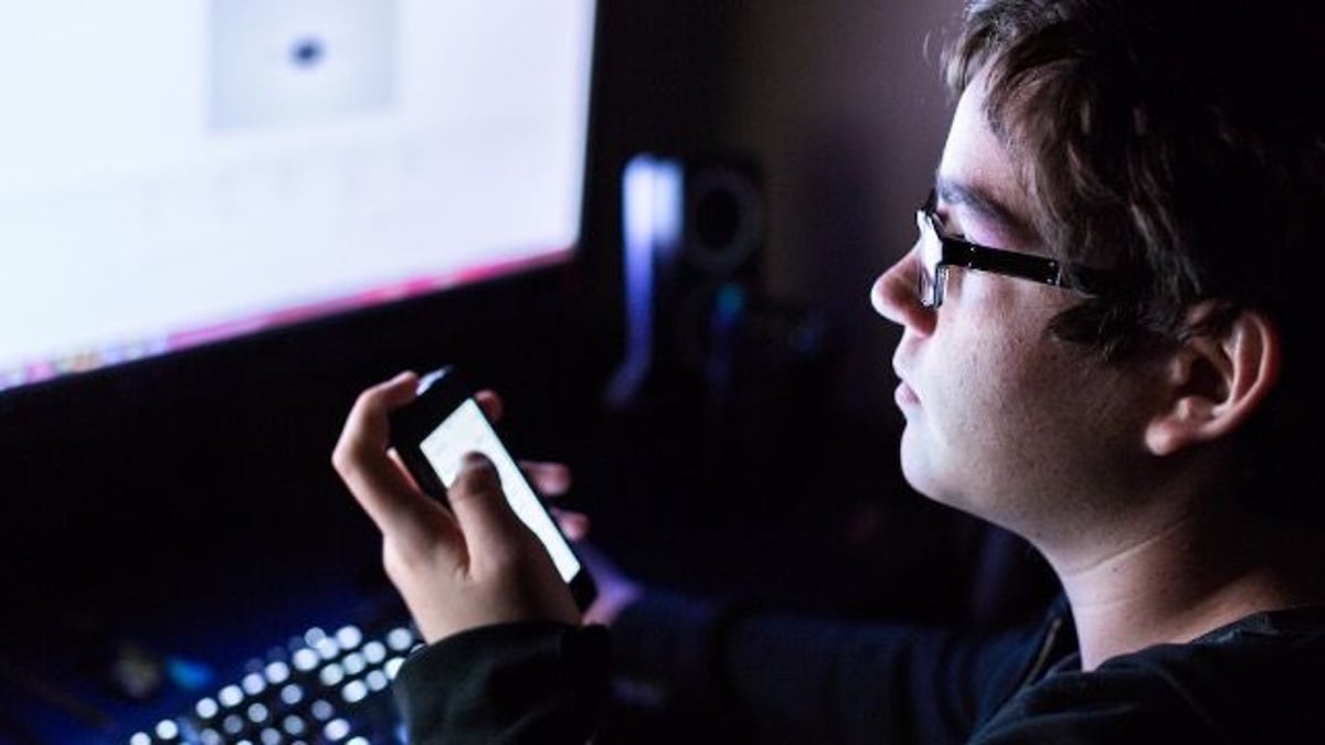 Dad takes shirtless pic of self-conscious teen; so he breaks into dad's phone. AITA?