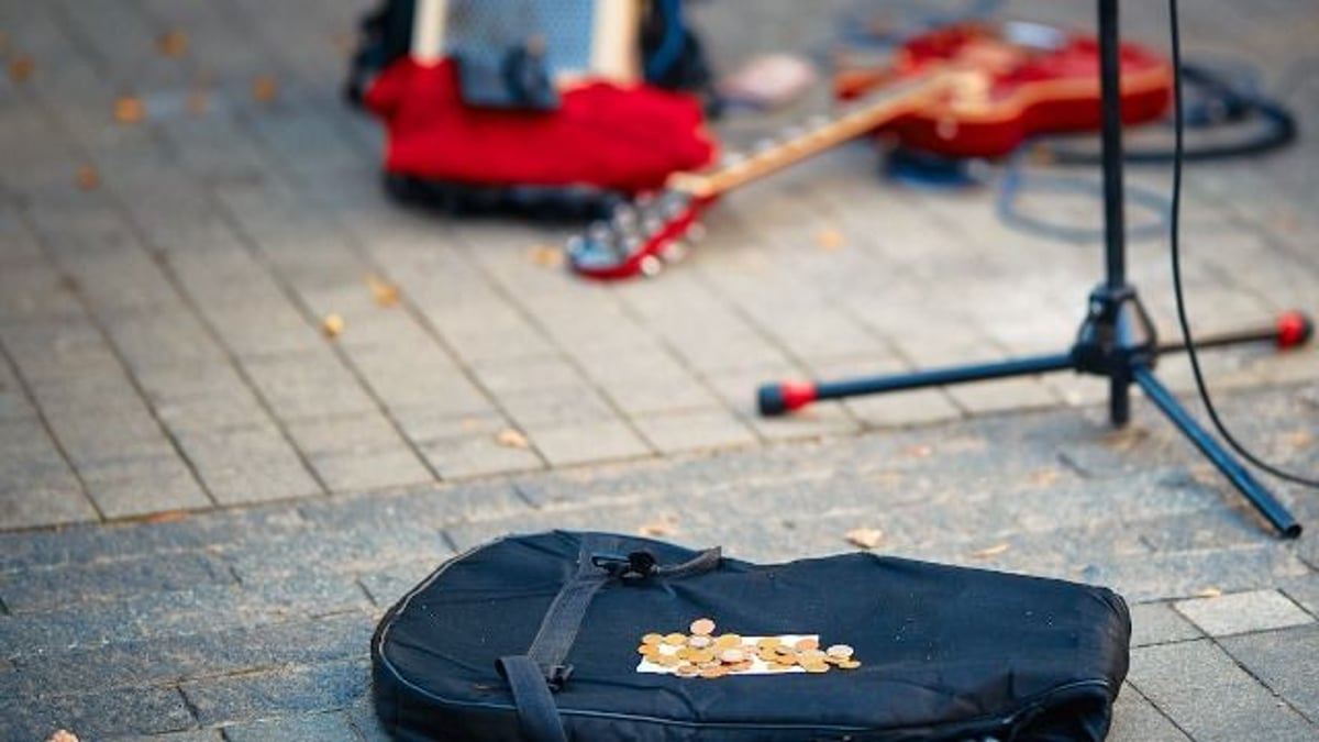 Angry 'Karen' yells at singer busking in Central Park, the crowd retaliates.