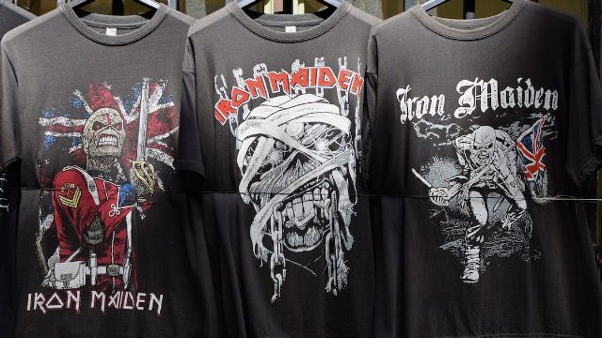 BF wears 'obviously stupid' T-shirt to meet GF's parents; 'that's just how I dress.'