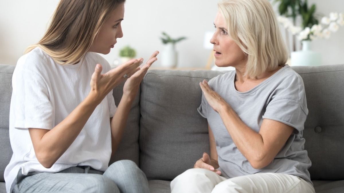 Bride chooses mom to go wedding dress shopping over stepmom, 'this dates back many years.' AITA?