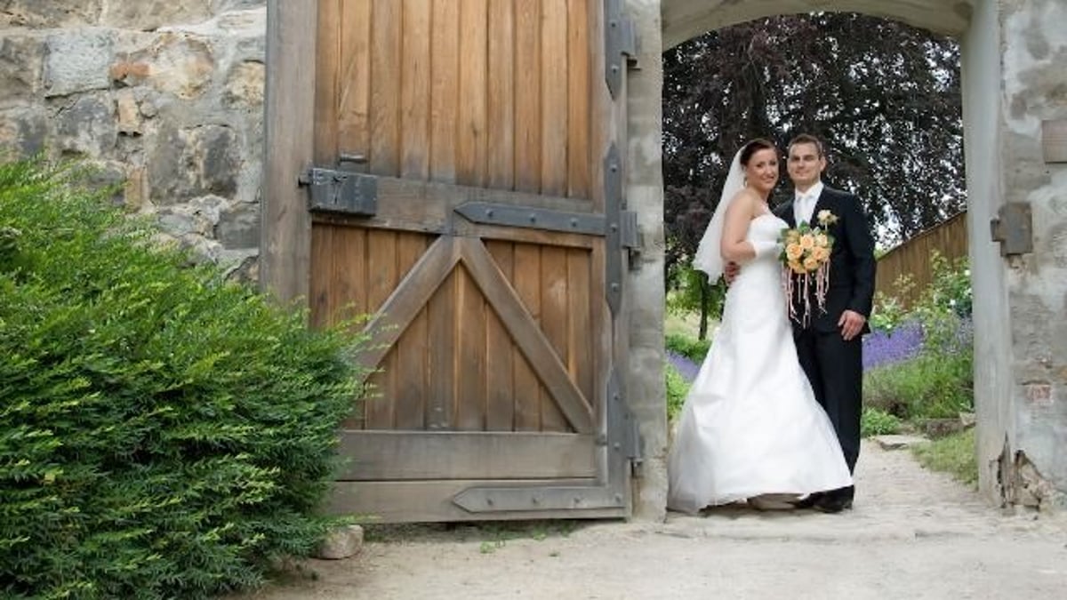 Bride ditches 'poor' friends for castle wedding; ends up with backyard pig roast.