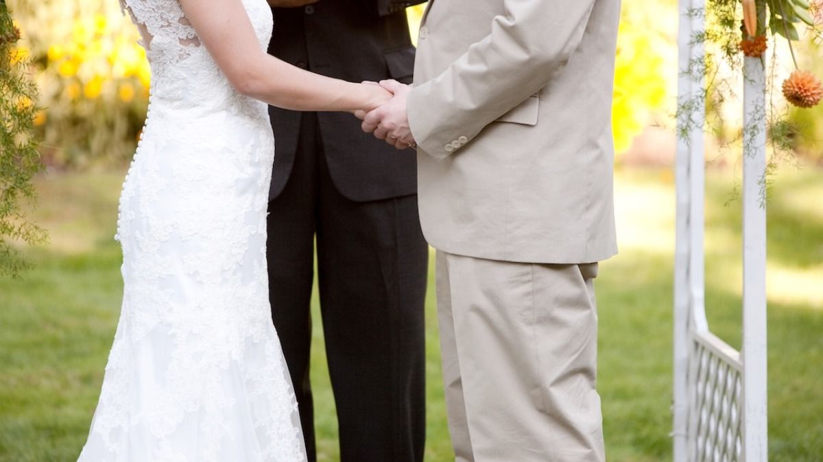 Bride nearly gives all guests heatstroke for 'the aesthetic,' 'LET YOUR GUESTS DRINK WATER.'