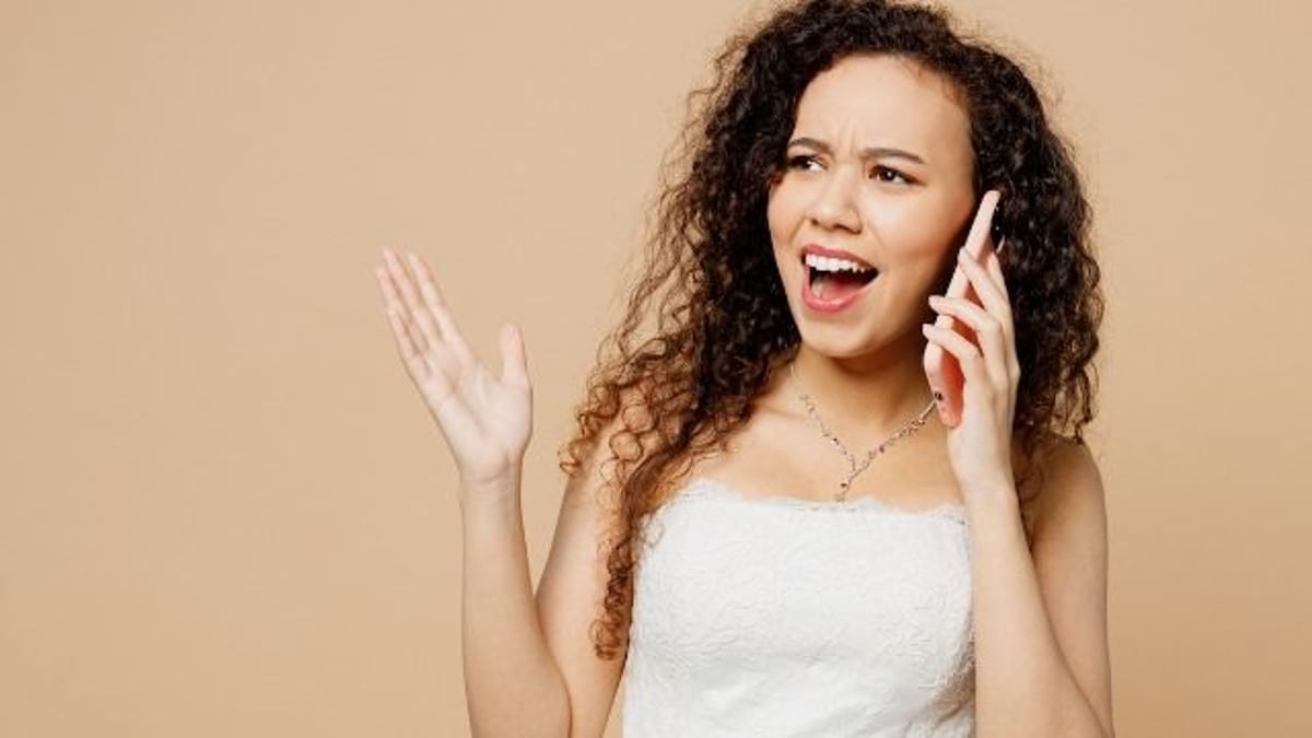 Bride's sister insults bridesmaid dress, bride says 'don't come if you won't wear it.'