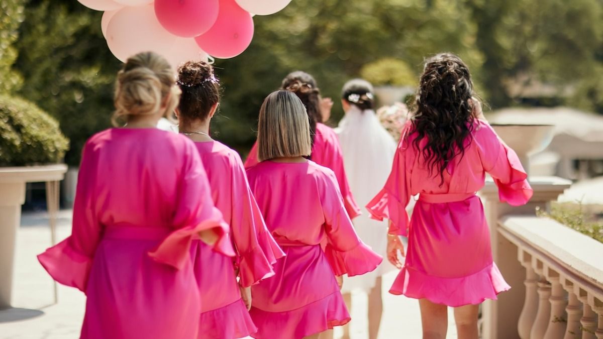 Bride tells sister not to come to the wedding, 'she didn’t have the money for a dress.' AITA?