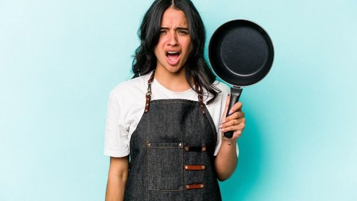 Man upset chef gf told him he isn't qualified to wash dishes in her restaurant.