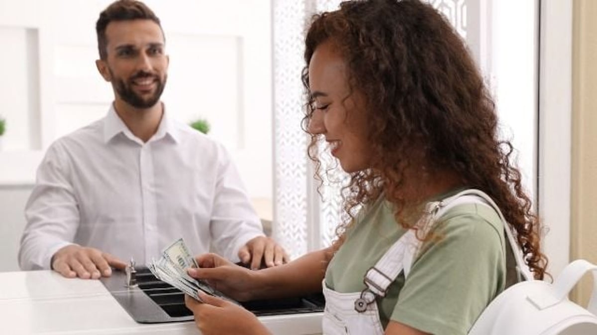 Customer who came in minutes before close tells employee to 'stop being lazy;' AITA?