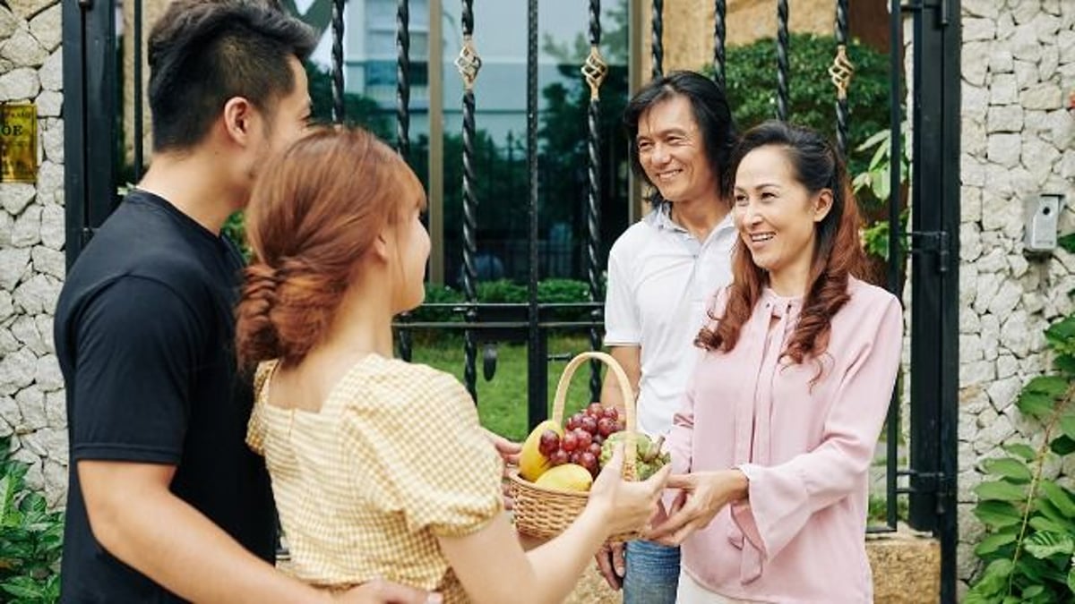 Dad doesn't want son marrying 'a strong woman'; she says 'at least I can make money.'