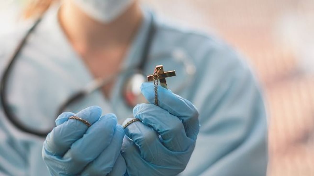 Dying man's mom performs religious ritual in hospital; wife bans her from visiting.