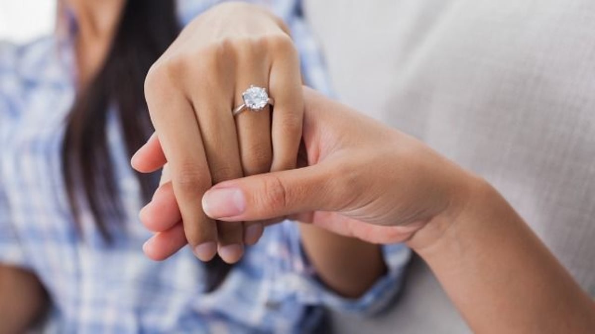 'AITA for refusing to give my engagement ring back to my ex-fiancé?'