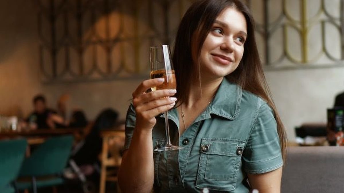 Woman calls friend 'embarrassing' for ordering dish he couldn't afford. AITA?