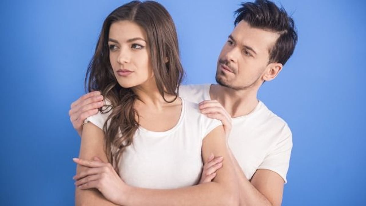 GF angry BF stepped in to defend her when his mom called her a 'floozy.' AITA?