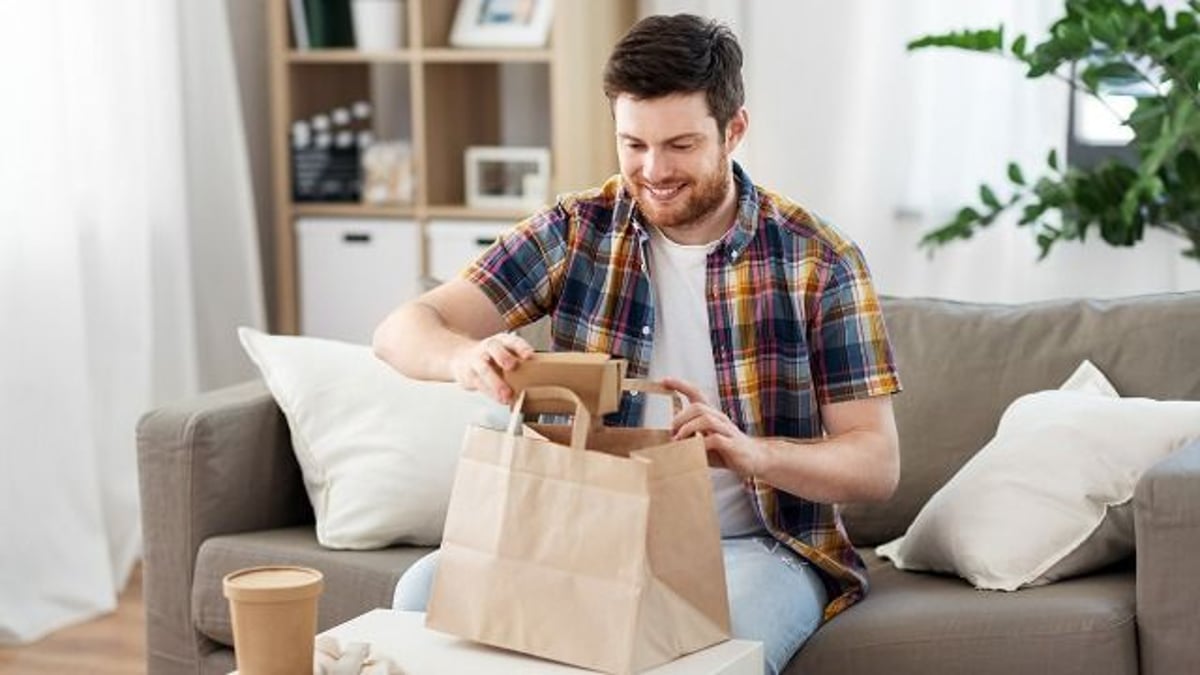 Girlfriend always says she's not hungry, then asks to share food; BF says 'NO!'