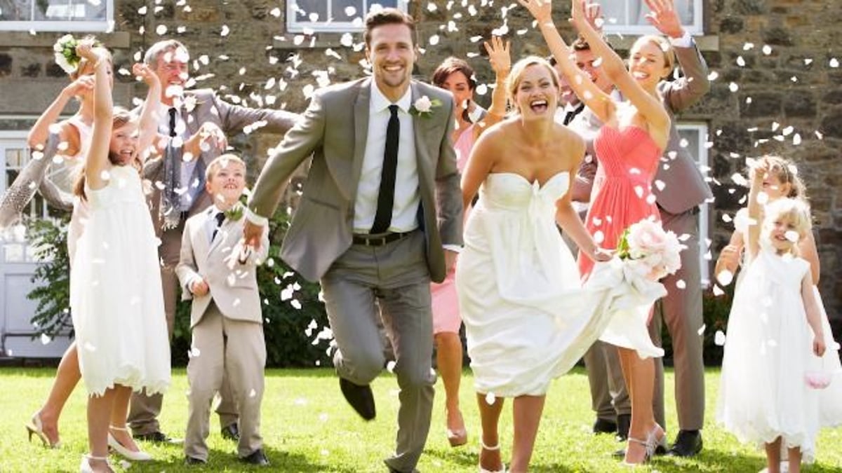 Guest shares story of bride and 'loser' groom who roped her into working DIY wedding.