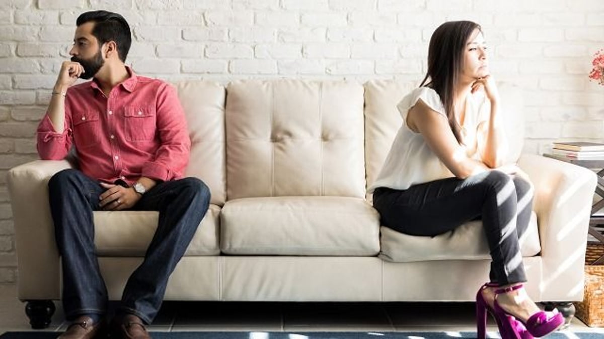 Guy's friends convince him his girlfriend is a 'gold digger' so he asks her to pay rent.