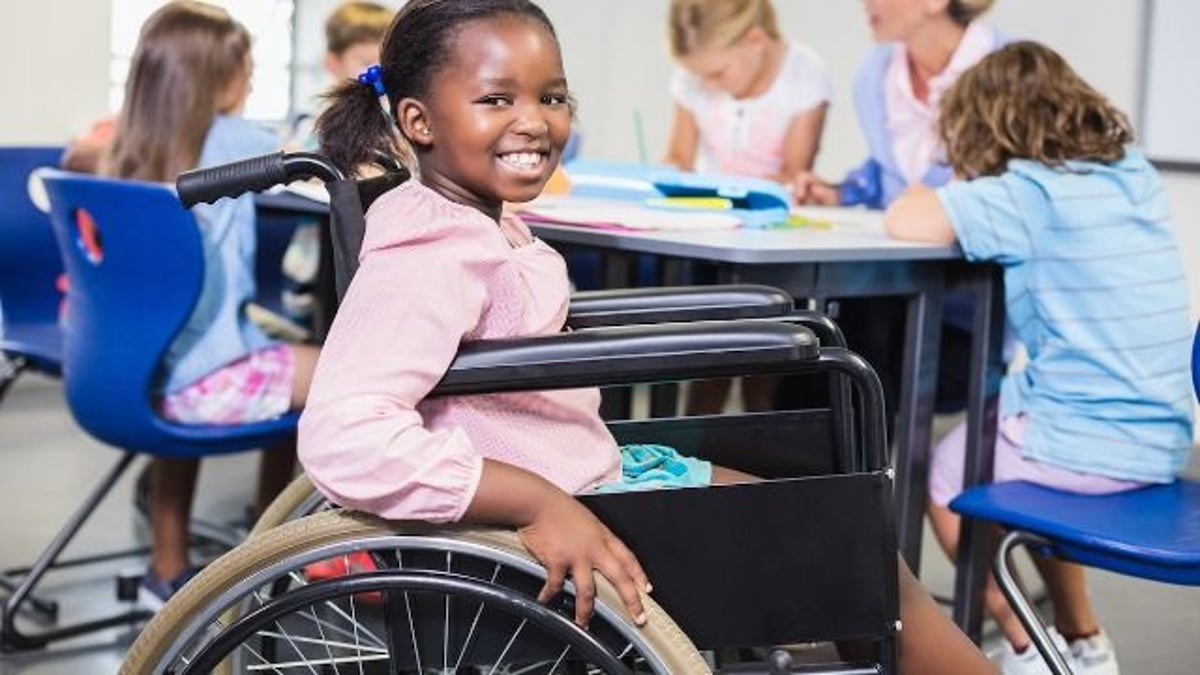 Man with young daughter in wheelchair handicaps parking spot thief.