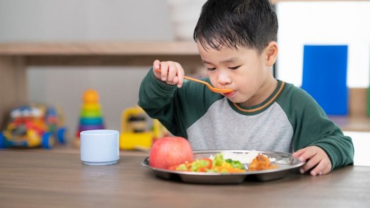 Korean mom gets confronted by pre-k teacher about son's lunches having 'unpleasant odor.'