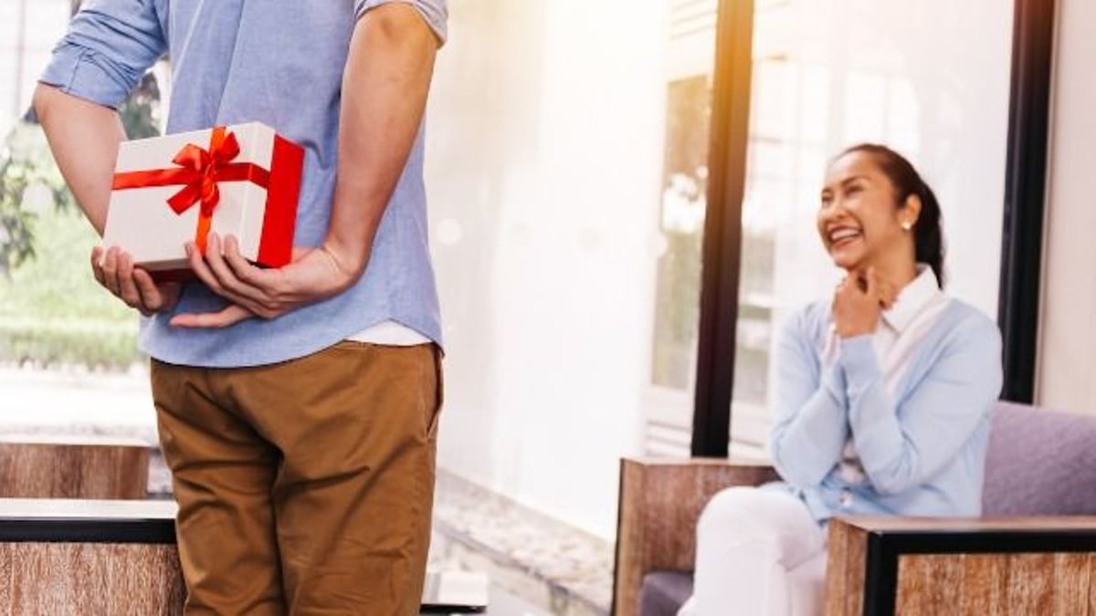 Husband begs for gift advice for deeply thoughtful wife, Reddit delivers. UPDATED