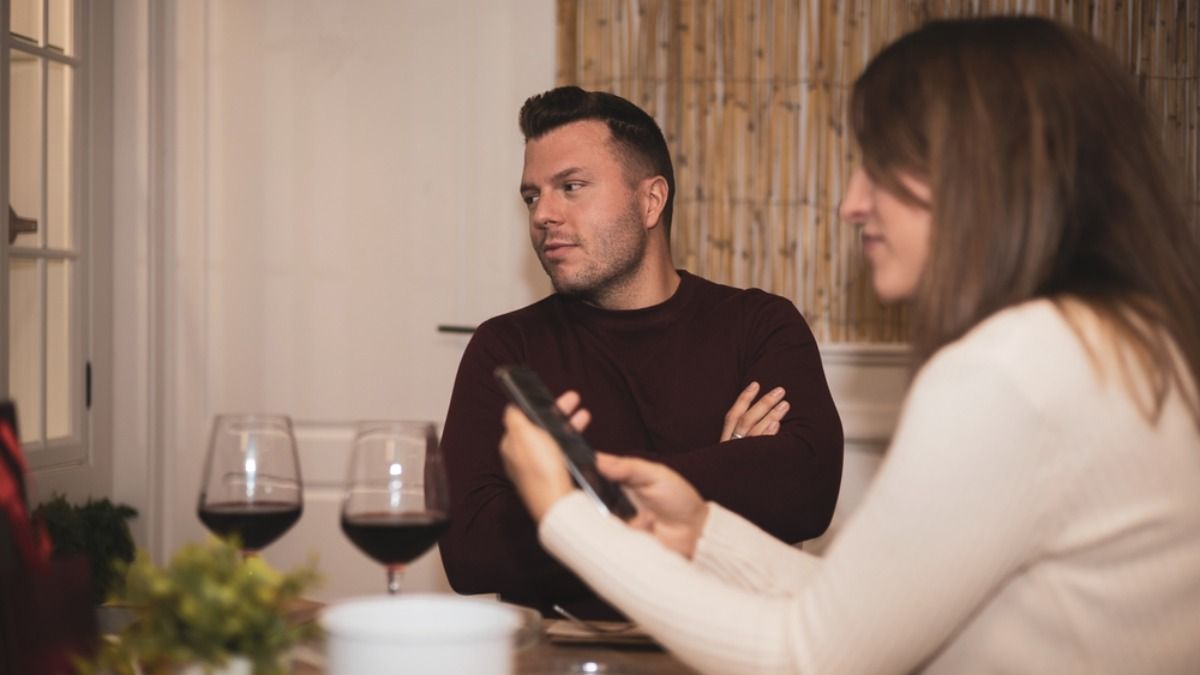 Man gets angry when GF's family accommodates their vegan friends over his request for meat, 'You guys are terrible hosts!'