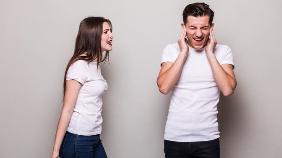 Man doesn't recognize girlfriend, she demands apology but he says 'leave me alone.'