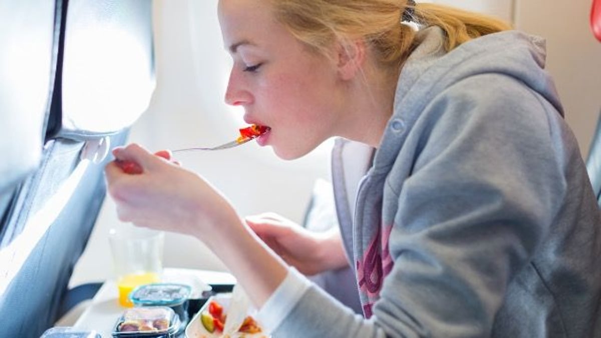 Man asks if was wrong to tell GF her lasagna was 'ruining' everyone's flight.