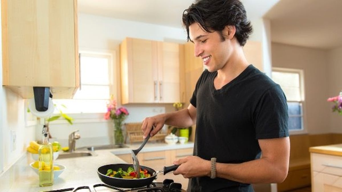 Man gives mom's BF food poisoning; says, 'he was asking for it.' AITA?