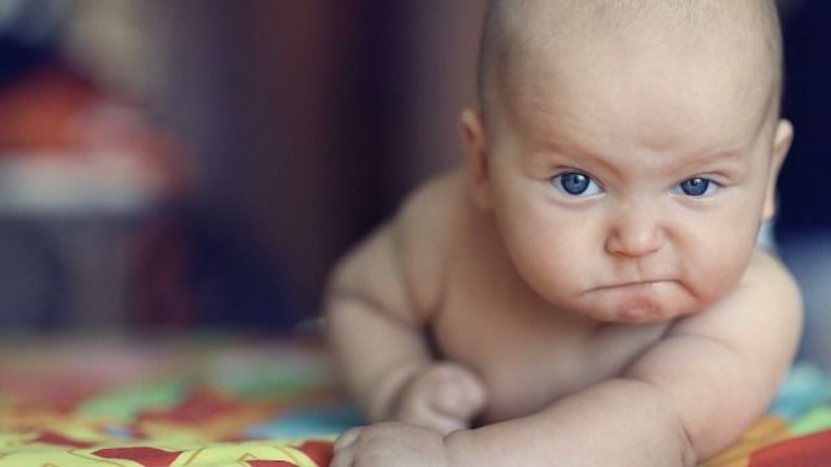 Man resents sister's infant; bans her from vacation if she brings the baby. AITA?