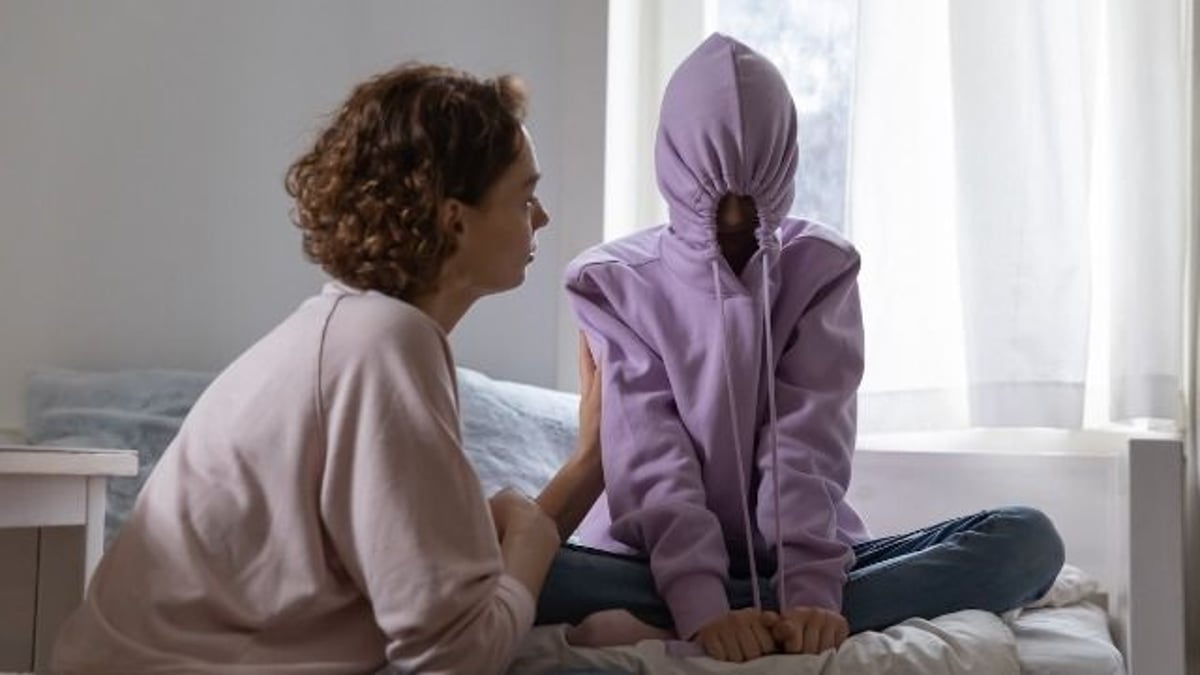 Dad won't let daughter take meds for bedwetting, sites family 'drug abuse.' AITA?