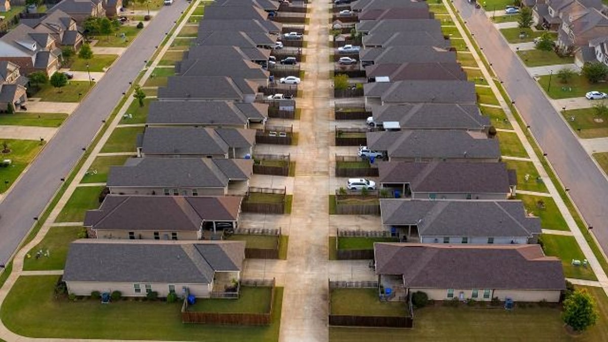 Man asks if he's wrong to not split HOA rebate with wife; she wants half.