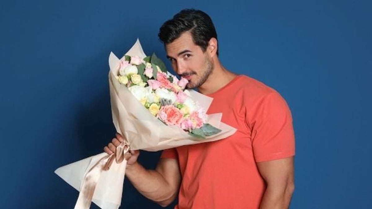 19 people share what they consider the 'male equivalent' is to receiving flowers.