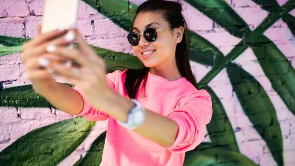 People respond to post about interrupting 'wannabe Instagram models' on vacation.