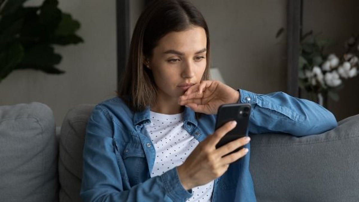 Woman furious with obese cousin when she edits her body to look 'huge' in fam pic.