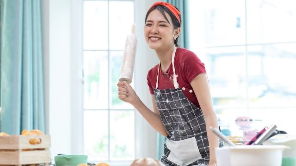 Pie price dispute ends in arrest for haggling customer.