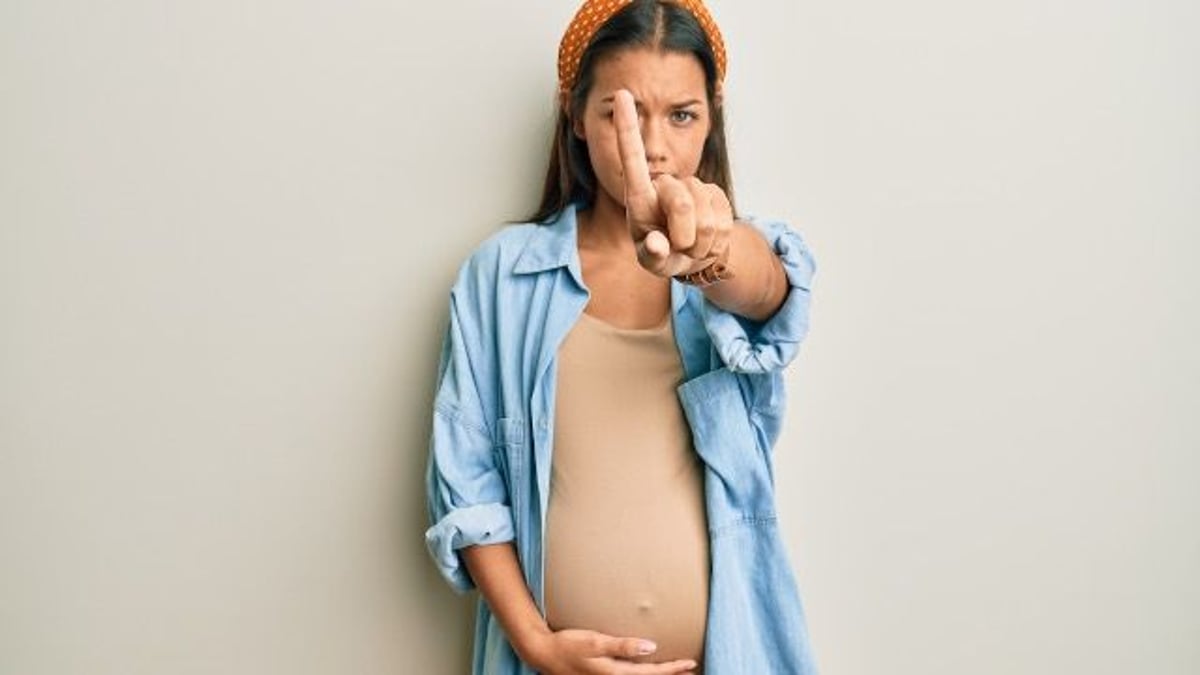 Pregnant vegan woman steals fried chicken from sister, sister is livid.