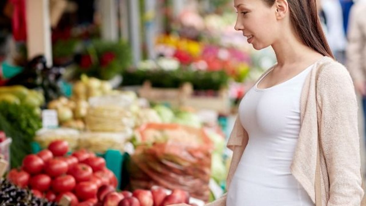 Pregnant woman gets called 'huge' by stranger in grocery store; claps back. AITA?