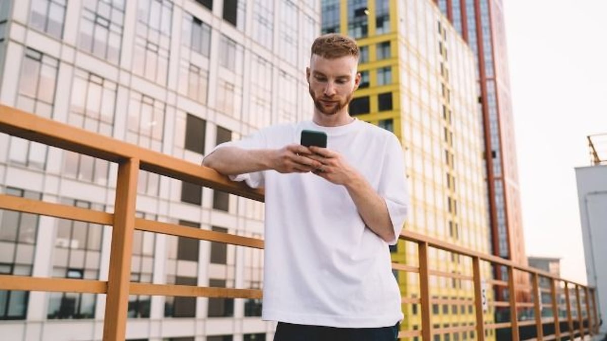 Guy makes post calling out mom for bailing on his 21st birthday. She gets furious.