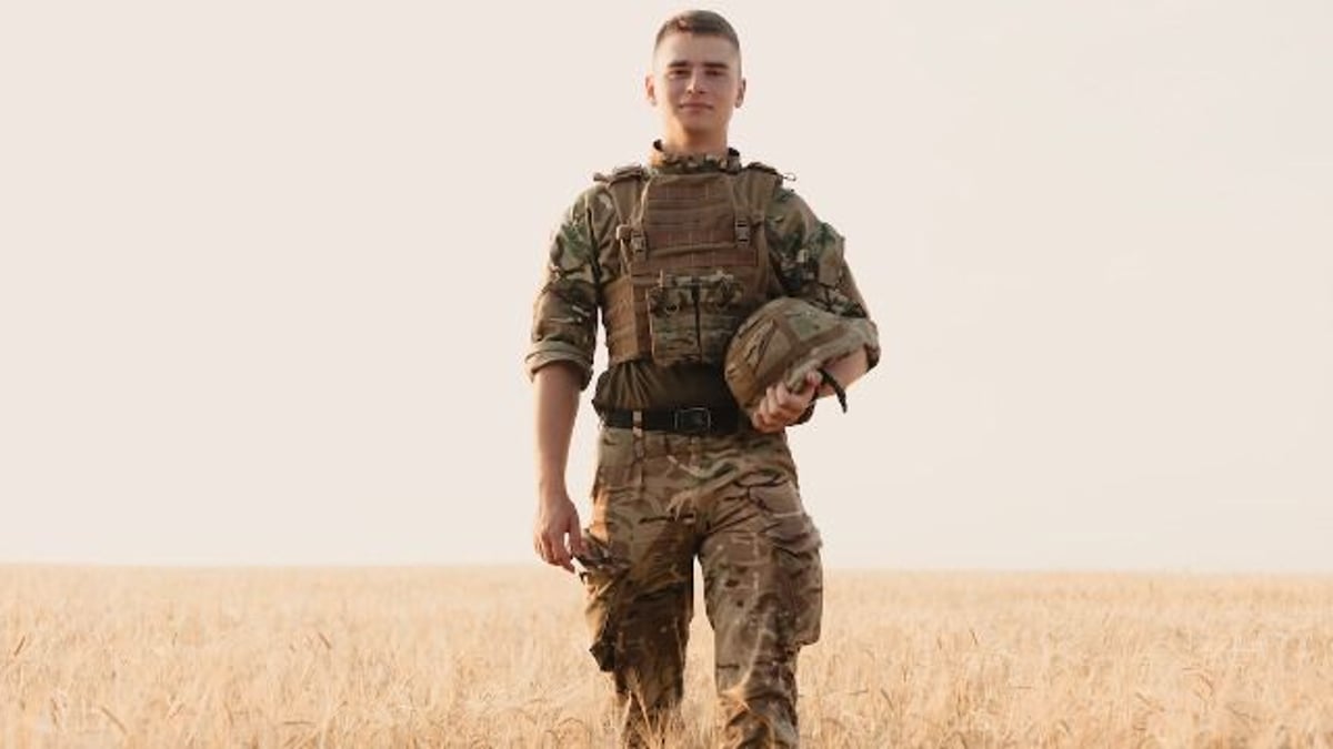 Soldier returns after a month to find GF wants him to move out; 'you depress me.' CONCLUDED