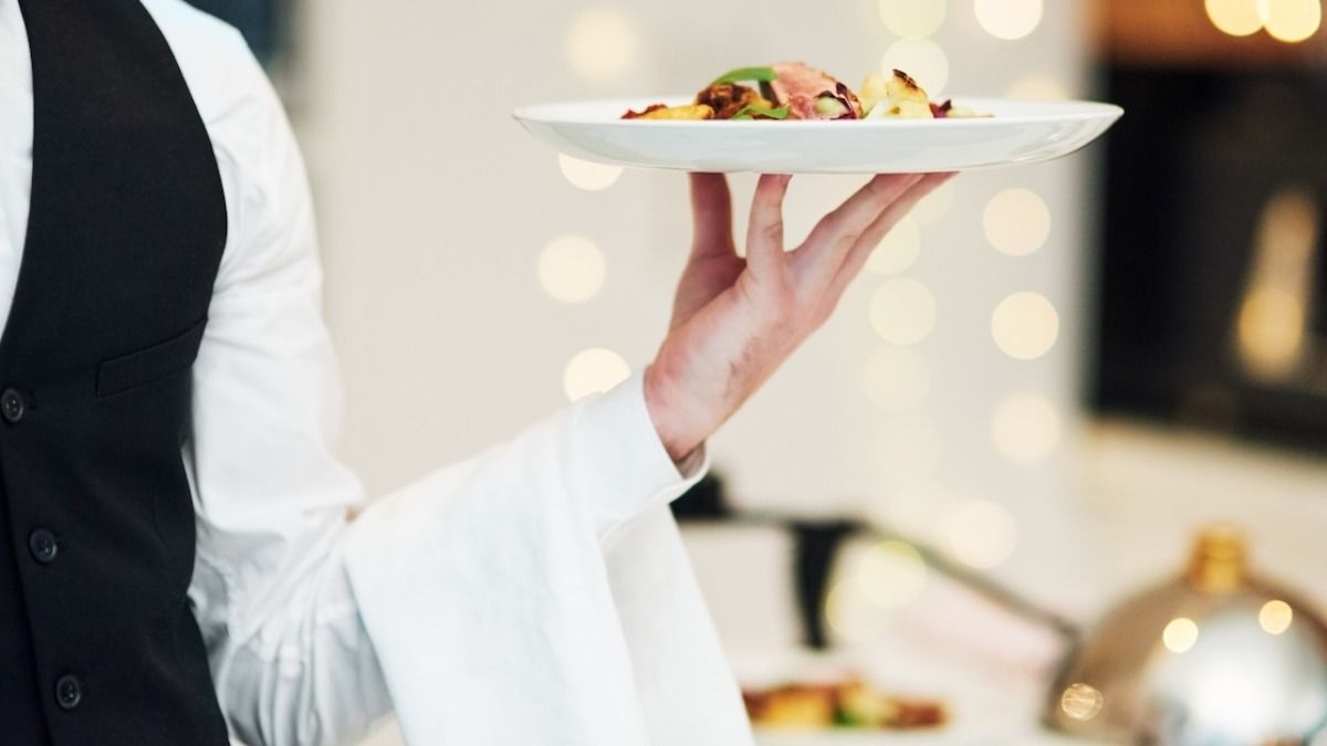 'AITA for stacking up my plates for the waiter?'