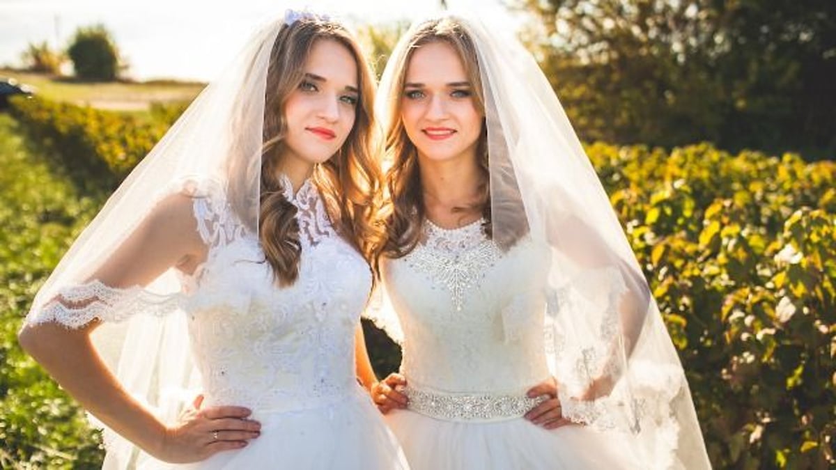 Twin plans her wedding a month before the date her sister had already chosen. AITA?