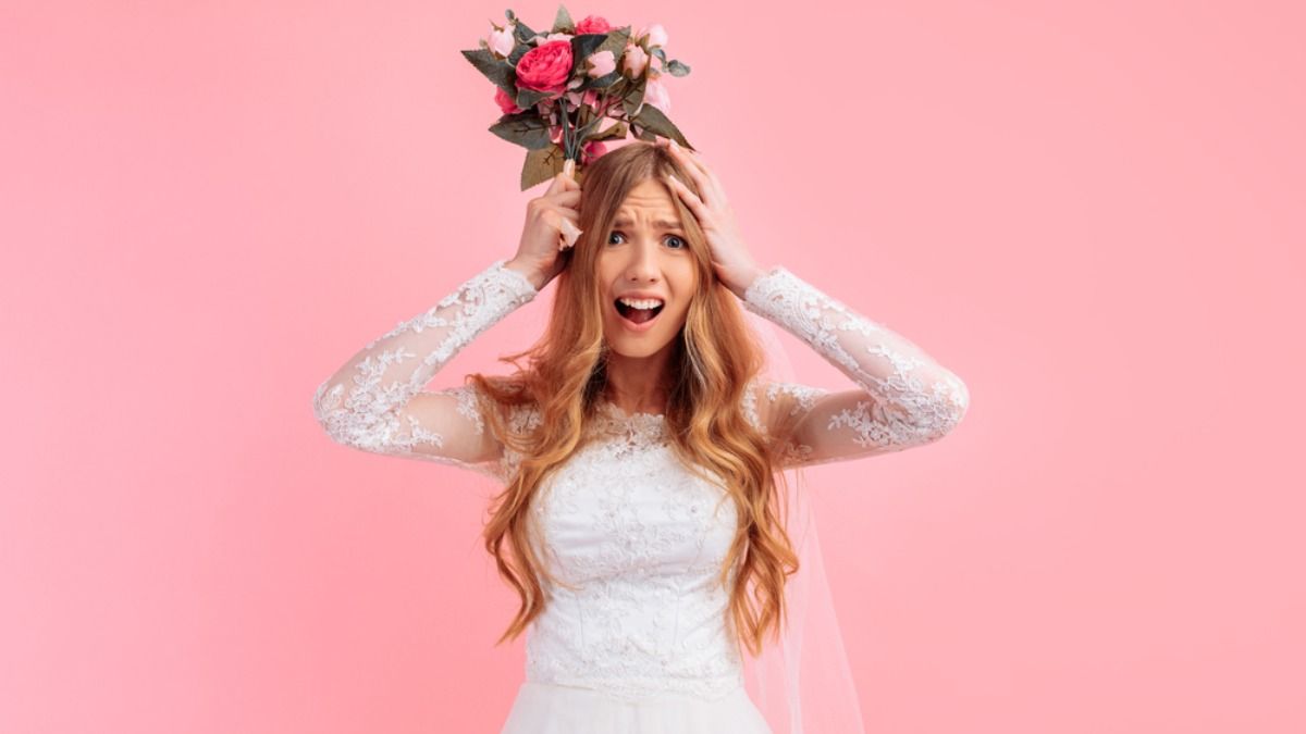 Woman uninvites sister from wedding because her dress is too provocative. PHOTO INCLUDED