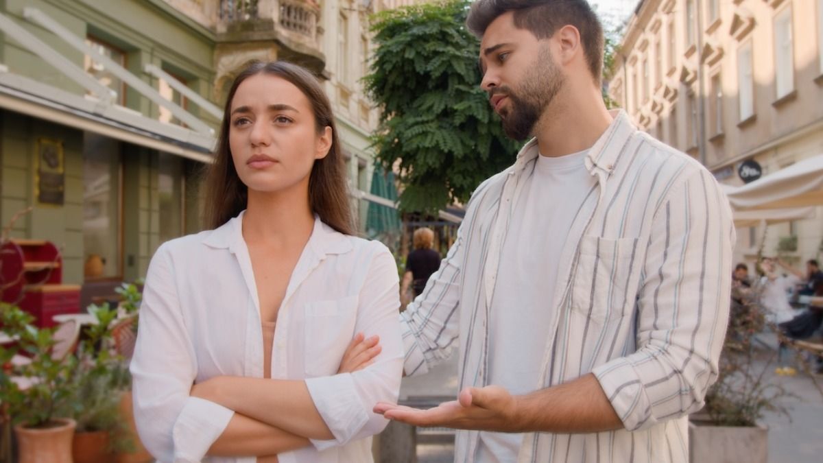 Woman embarrasses boyfriend by calling his mom 'a stranger,' 'she tried to HUG me.' AITA?