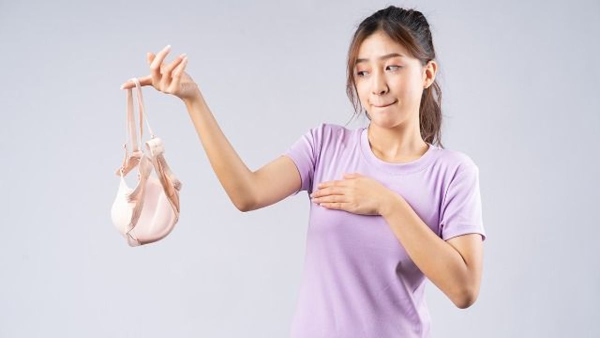 Woman fat-shames 'heavier' dad and bro after mom tells her to put on a bra. AITA?