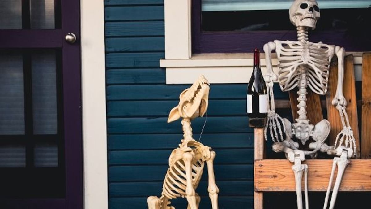 Woman refuses to remove yard skeleton for scared neighbor boy; mom insults her house.