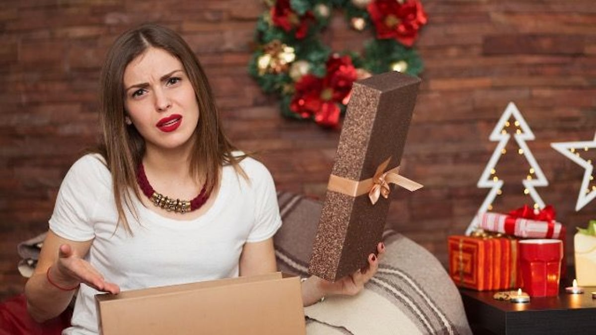 Husband regifts wife's 'special' Xmas present to his sister; family says, 'you idiot.'