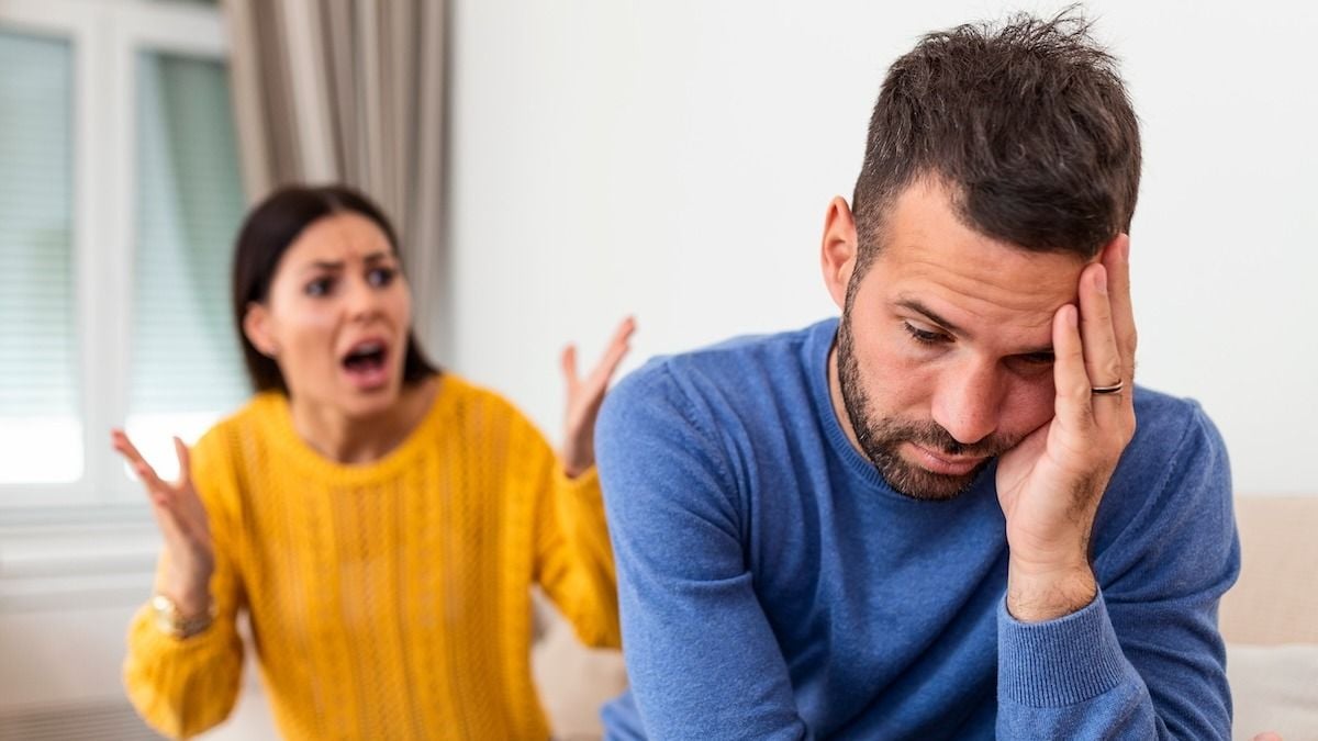 Man kicks out girlfriend after she smashes young sister’s gift in jealous outburst. AITA? + UPDATE